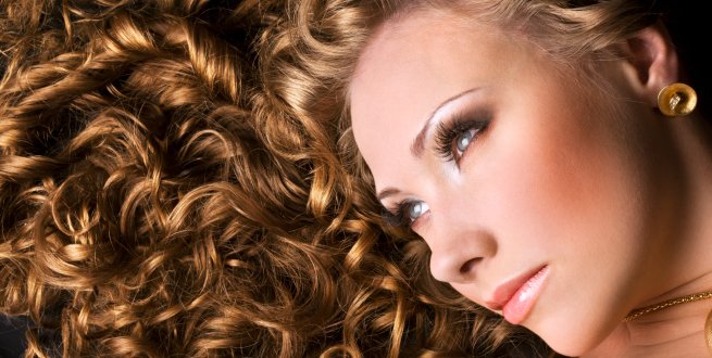 Osnovni trikovi da zavodite svojim bujnim kovrdžama