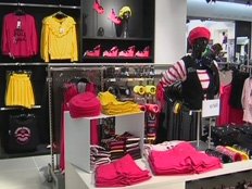 תינוקות נרמסו בפתיחת חנות H&M