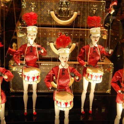 Louis Vuitton dekorációja a párizsi Galeries Lafayette áruház ablakában [VIDEÓ]