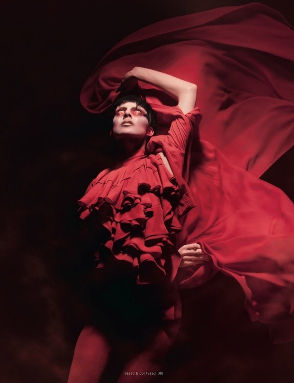 Eliza Cummings "Đỏ Toàn Tập" Trên Tạp Chí Dazed & Confused Tháng 6/2013