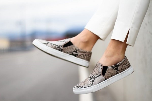 รองเท้า Slip On เทรนด์เท่ ๆ ที่ควรจัดมาใส่เสริมความเฟี้ยว