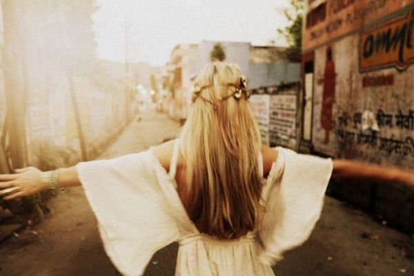 Ulrikke Lund hoang dã cùng chú voi Rupa ở Ấn Độ