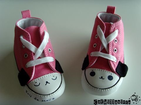 เปลี่ยนรองเท้าผ้าใบเด็กให้น่ารักขึ้นเป็นกอง