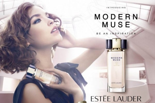Arizona Muse quảng cáo nước hoa “Modern Muse” của Estee Lauder.