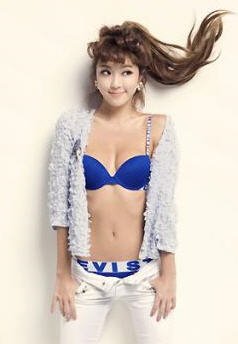 Park Han Byul ถ่ายแบบชุดชั้นในให้ Levi 's ในนิตยสารแฟชั่น CeCi