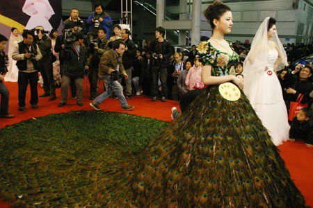 ชุดเจ้าสาวขนนกยูง 50 ล้านบาท!