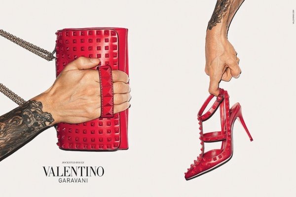 Terry Richardson khoe hình xăm nghệ thuật trong quảng cáo phụ kiện Valentino Thu 2013.