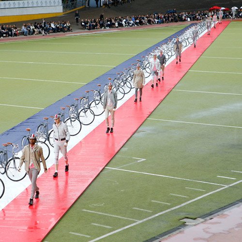 ทอม บราวน์ เนรมิตร สนามแข่งจักรยานเป็นรันเวย์คอลเลคชั่นฤดูร้อนสุดเท่