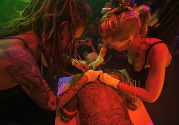Bizarni uvod u Tatoo Show u Singapuru