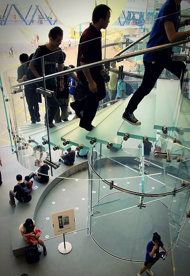 เหมือนลอยอยู่ในอากาศ กับ "บันไดแก้ว" ของ Apple Store ฮ่องกง