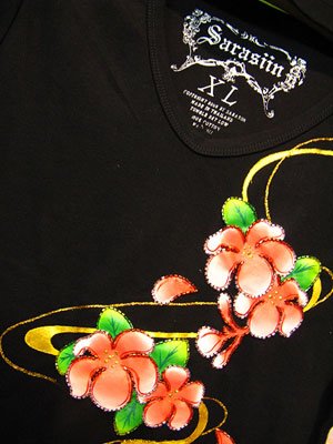 “สาระศิลป์” เสื้อยืดจุดยืนชัด ดำเพนท์ลายไม่เปลี่ยนแปลง