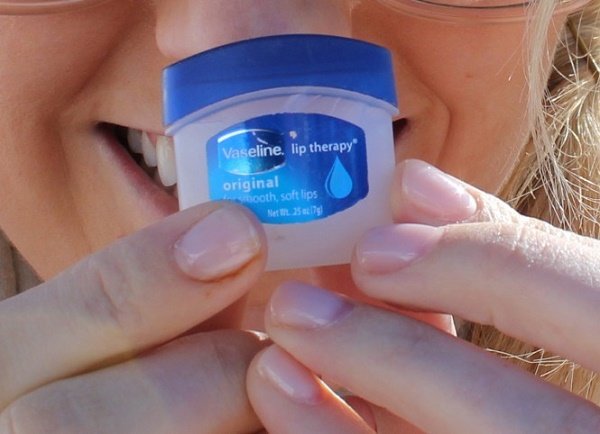 10 คุณประโยชน์ของวาสลีน (Vaseline) ที่เราไม่เคยรู้มาก่อน สวยครบจบใน 1 กระปุก