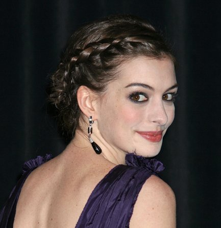 สวยเก๋ไก๋อินเทรนด์สไตล์ทรงผมเกล้าถักเปียกับ Anne Hathaway