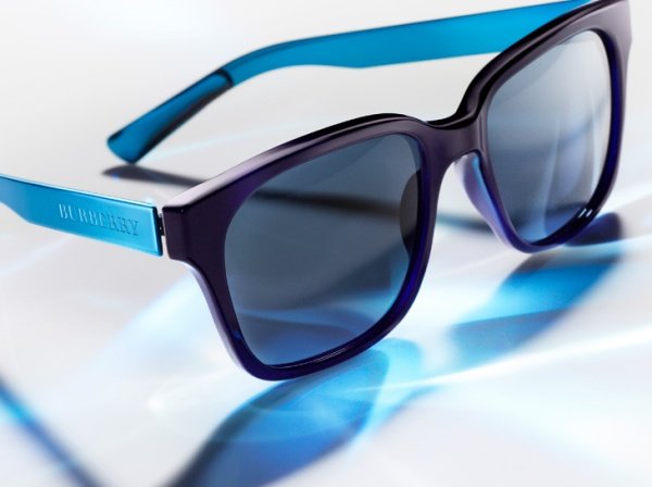 Chạm gần hơn BST Eyewear Spark cực thời trang của Burberry