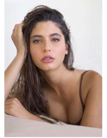 מורן נמני מדגמנת חורף בחוף הים