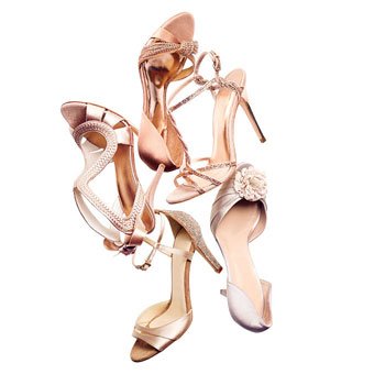 Chọn giày metallic bóng bẩy cho cô dâu