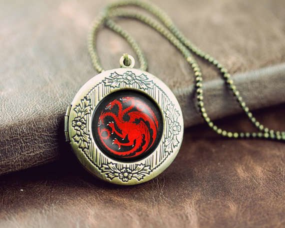 Cổ Điển Với Dây Chuyền Locket