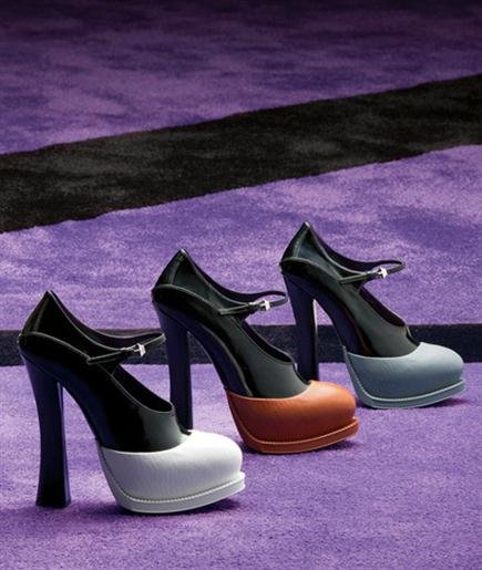 Cổ điển cùng giày & túi xách Prada