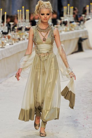 Cảm nhận hơi thở Ấn  Độ trong BST Thu đầy bí ẩn từ Chanel Pre-Fall 2012