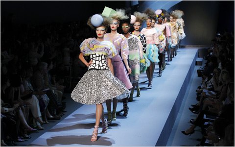 แฟชั่นแปลกๆของ Dior