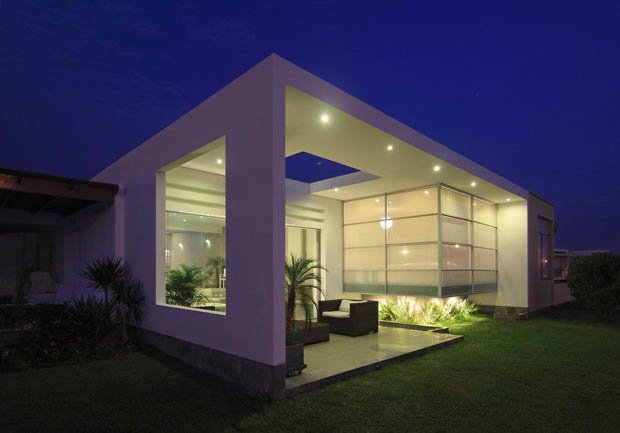 บ้านปูนแนวโมเดิร์น บรรยากาศริมหาด ทำน้ำตกสปาในบ้าน