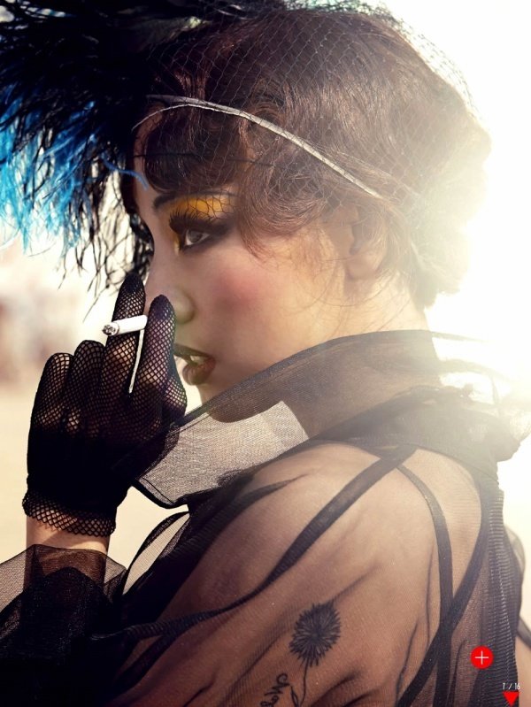 Lee Hyori đóng vai “Show Girl” trên tạp chí Vogue Hàn Quốc tháng 5/2013.