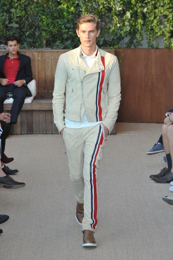 Tommy Hilfiger mang họa tiết kẻ sọc trở lại
