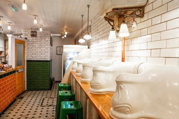 Attendant café, Luân Đôn: thiết kế độc đáo từ những bồn rửa mặt.