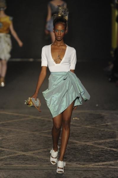 Vivienne Westwood โชว์ความน้อยใน London Fashion Week  2012