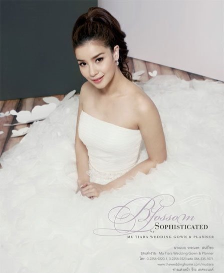 วิว วรรณรท กับแฟชั่นชุดแต่งงานงดงาม นิตยสาร Wedding Magazine