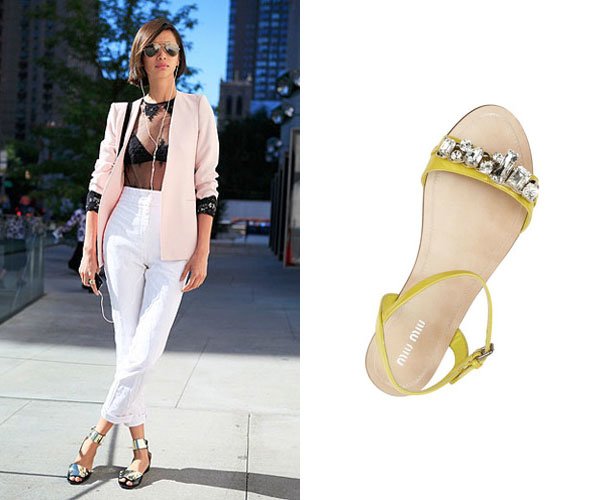 Mix trang phục chất hơn cùng sandal đính đá lấp lánh