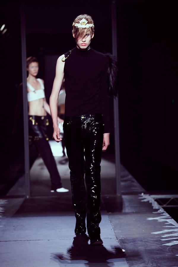 Versus và NTK JW Anderson ra mắt BST cá tính dành cho bạn trẻ