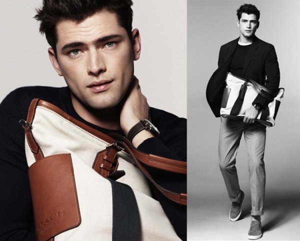 Sean O’Pry & Simon Nessman trong chiến dịch quảng cáo túi xách Coach Hè 2013.