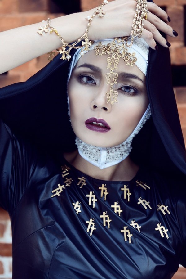 "Nữ Tu" Hoàng Oanh Quyến Rũ Trên Tạp Chí Superior
