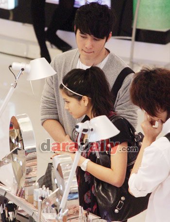 "แจ็คAF4"พ่อบุญทุ่ม ควักกระเป๋า..พาแฟนช้อปปิ้ง