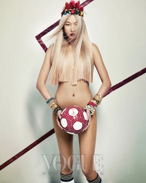 แฟชั่นเก๋ๆต้อนรับฟุตบอลโลกกับนิตยสาร Vogue Korea