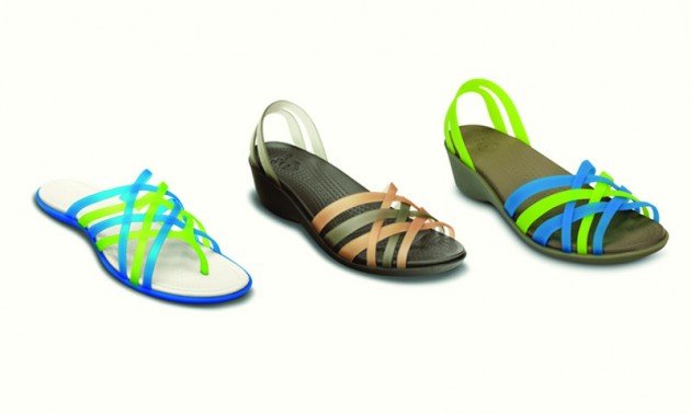 "รองเท้า" สีเด่นสะดุดตา สไตล์เก๋แบบ Crocs เบานุ่ม สวมง่ายใส่สบาย!