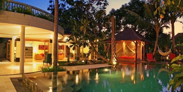 วิลล่าสีสันจัดจ้านที่ Villa Satya