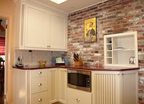 Nhà bếp mộc mạc với tường gạch