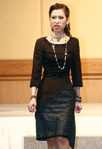 ประมูลสร้อยฟ้าหญิงงานฝีพระหัตถ์