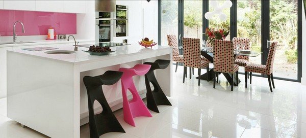 Moderna kuhinja u pink dizajnu