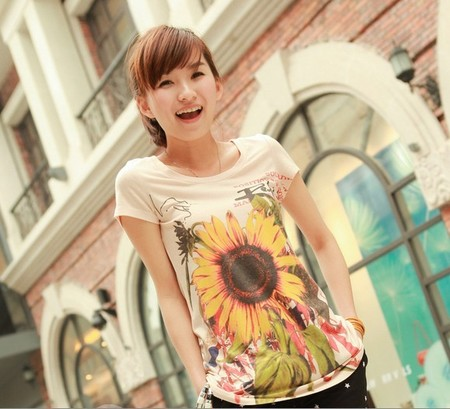 เรียบง่าย แฟชั่นเสื้อยืด ใส่สบายๆ แม้ยามฝนตก