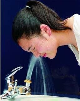 带洗面喷头的节水龙头(图)