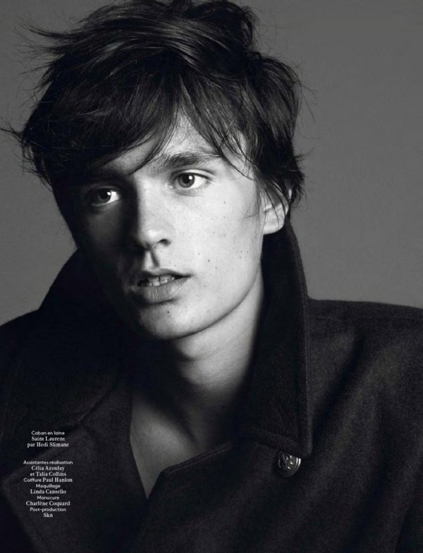 Alain Fabien Delon chụp ảnh với đôi mắt buồn miên man trên tạp chí Vogue Hommes