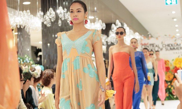 แฟชั่นโชว์ เสื้อผ้าแบรนด์ไทย สวยโดดเด่น!