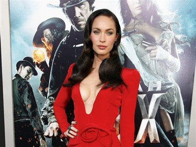 Duboki dekolte otkrio savršene grudi Megan Fox