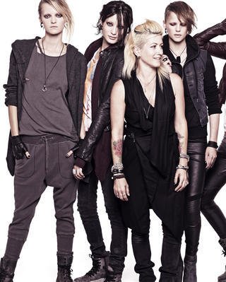 แบรนด์ H & M ออกแบบเสื้อเอาใจแฟนหนังพยัคฆ์สาวรอยสักมังกร
